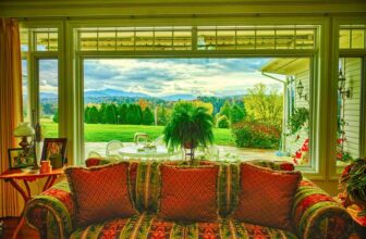 Title outside content Post layout